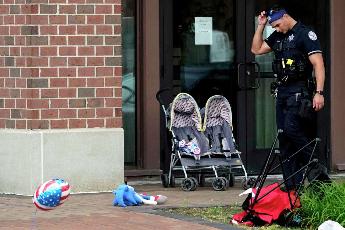 Niño sobrevivió a matanza de Highland Park protegido bajo los cuerpos de sus padres