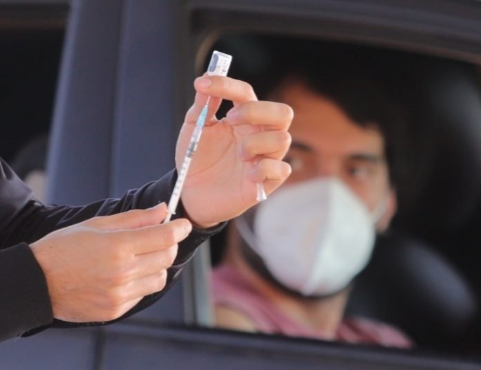Salud realizará nueva campaña de vacunación anticovid durante vacaciones de invierno. Foto: Agencia IP.