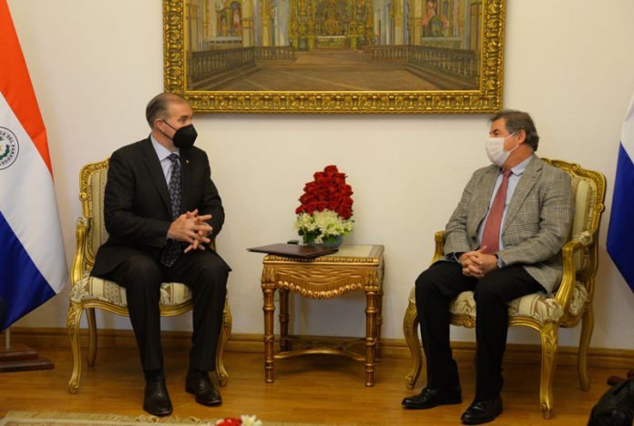 El ministro de Relaciones Exteriores, Julio César Arriola, se reunió con Juan Carlos Murillo, representante regional de la Agencia de las Naciones Unidas para los Refugiados (Acnur). Foto: Cancillería.