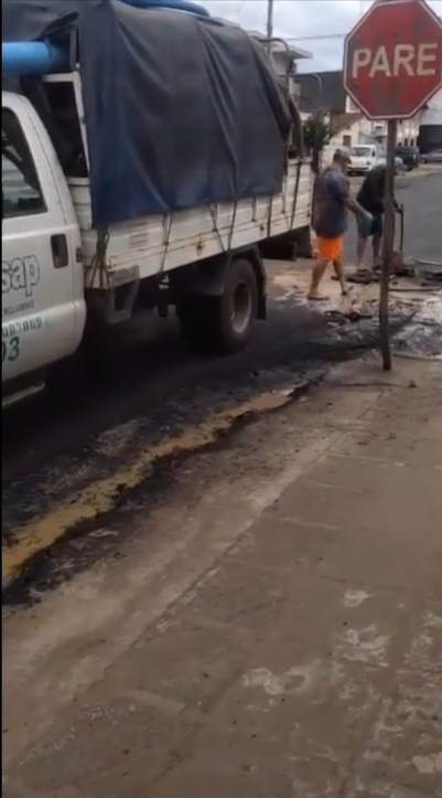 Esta decisión se da días después de que un video demostrara cómo la aguatera estatal rompía un tramo recién recapado. Foto: captura de video.