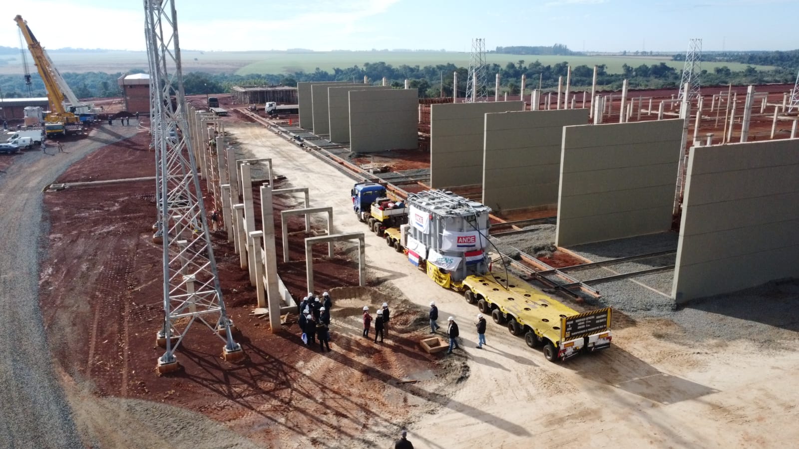 Dos de los ocho transformadores que deberán operar en la subestación Yguazú, llegaron al lugar de obras. Foto: Ande