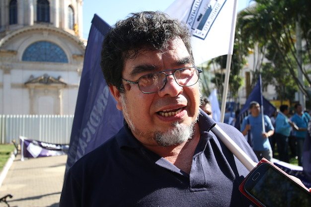 Gabriel Espínola, titular de la Organización de Trabajadores de la Educación del Paraguay – Auténtica (OTEP – A). Foto: radionacional.gov