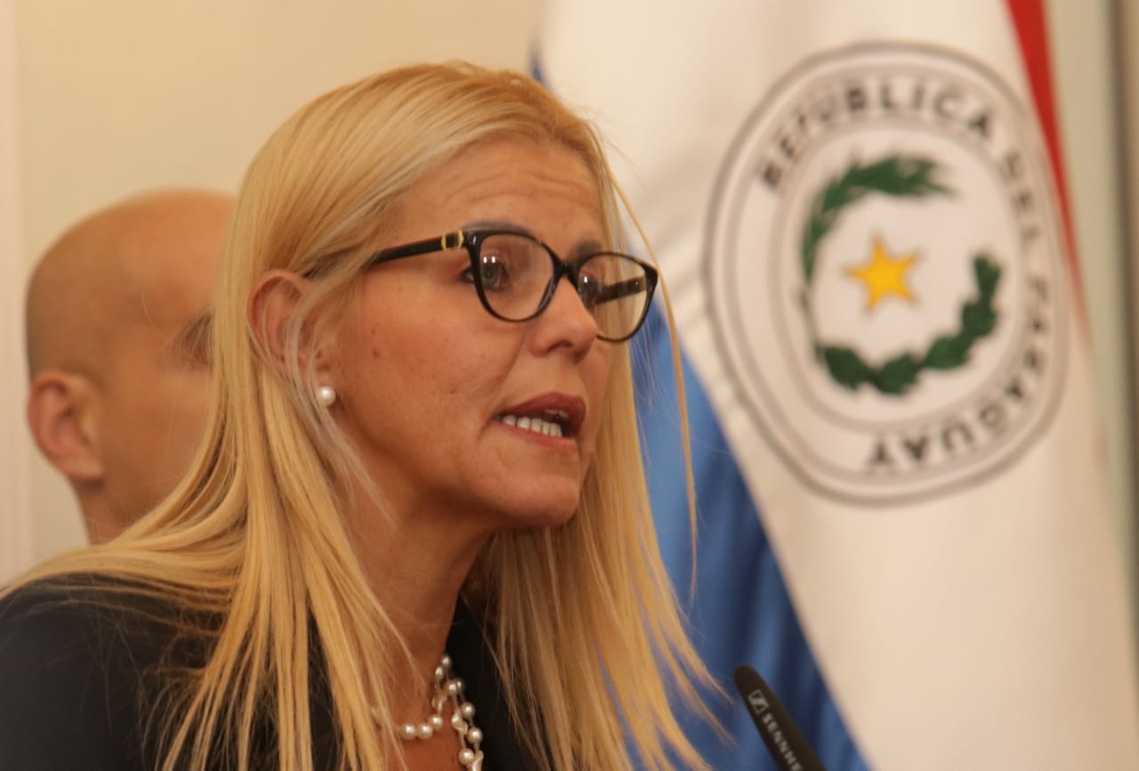 Ángeles Arriola, titular de Migraciones, aseguró que la funcionaria deberá enfrentar ahora a la justicia. Foto: IP.