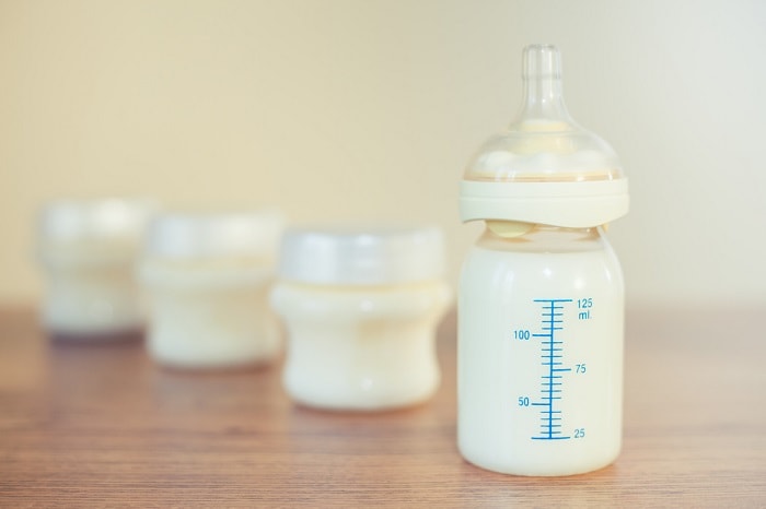 La leche materna proporciona la nutrición óptima para el crecimiento del bebé.