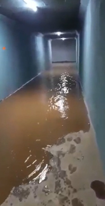 Con la primera lluvia, ya se inundó el túnel peatonal en Barrero Grande