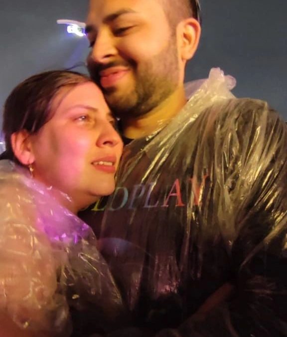 Paraguayo sorprendió a su novia pidiéndole matrimonio en concierto de Coldplay