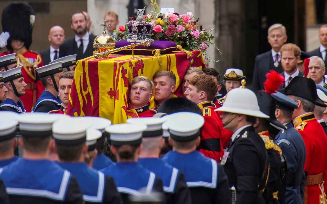 Reino Unido despidió a la reina Isabel II: El féretro de la monarca ya descansa en su última morada