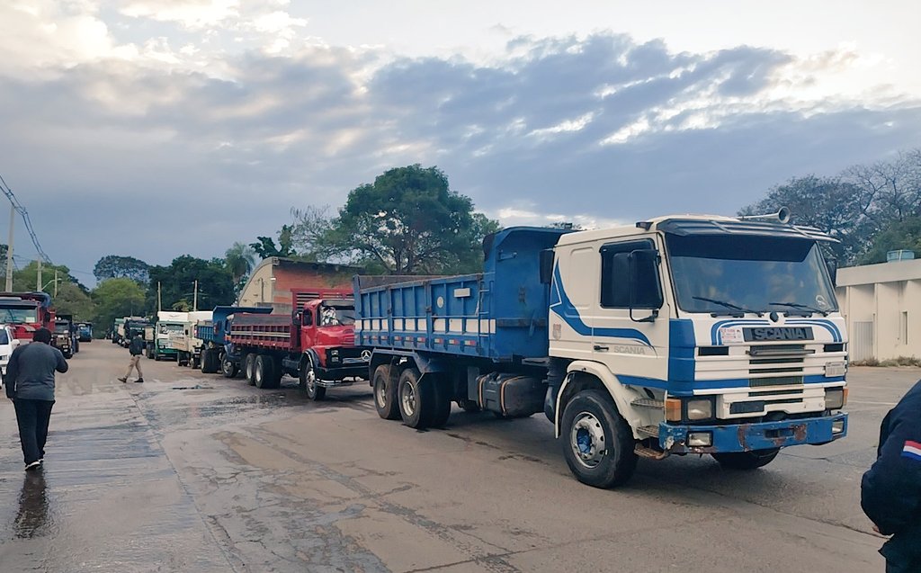 Camioneros y motodeliverys se movilizan frente a Petropar para exigir la reducción del precio de los combustibles