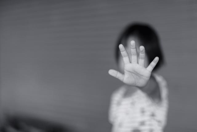 Madre de niña maltratada denuncia mentiras del papá para arrebatar a su hija