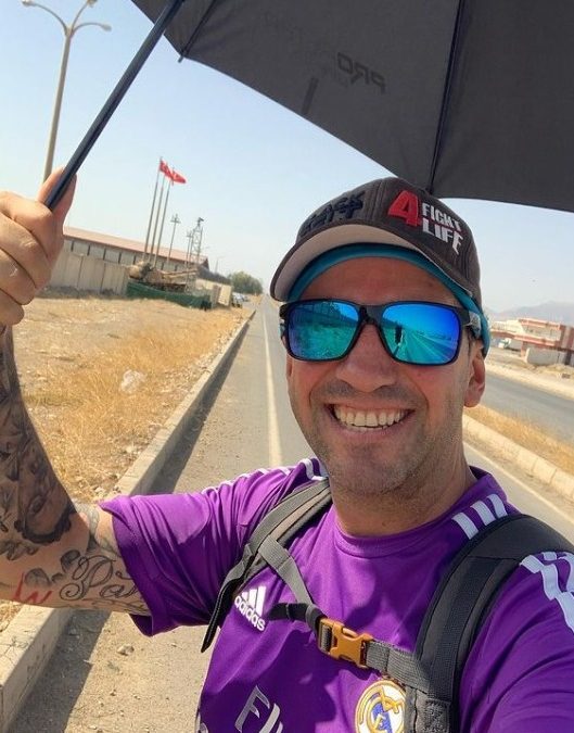 Español viaja a pie a Doha para asistir al Mundial