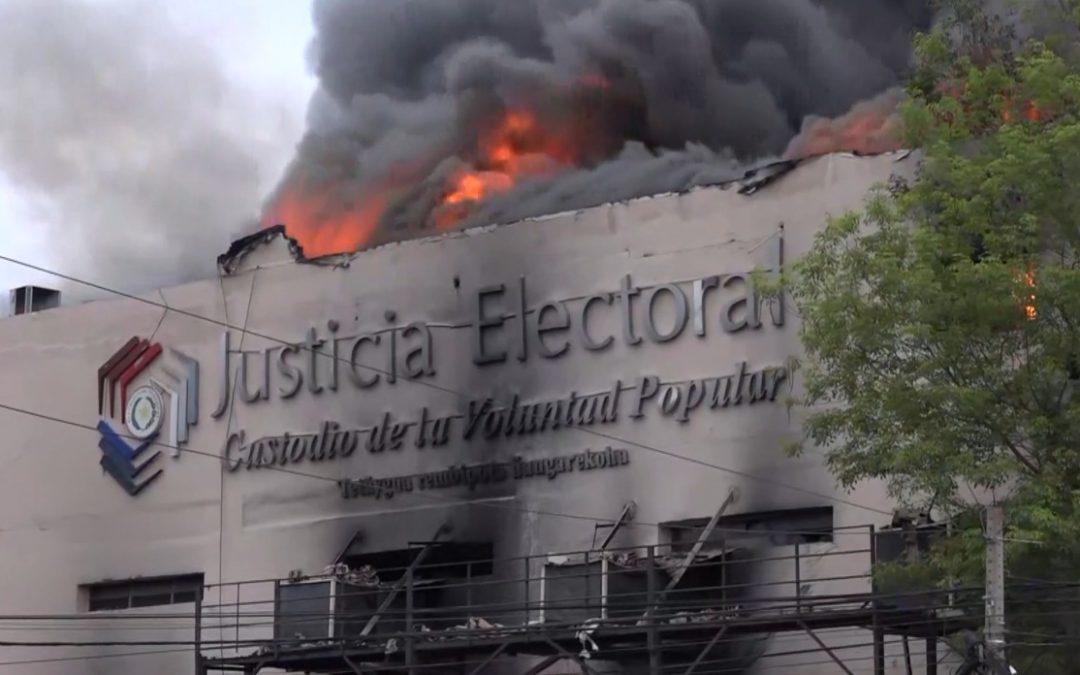 Feroz incendio en el TSJE: Tragedia dejó un muerto y 8.500 máquinas de votación destruidas