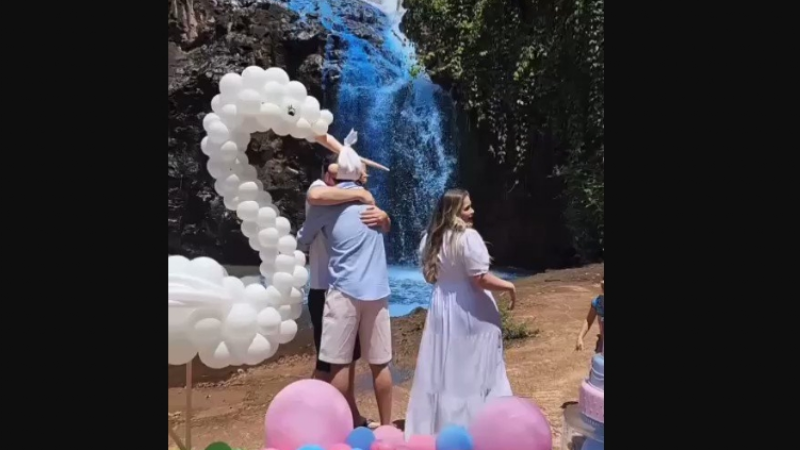 Brasil: pareja tiñó de azul una cascada para revelar sexo de su bebé