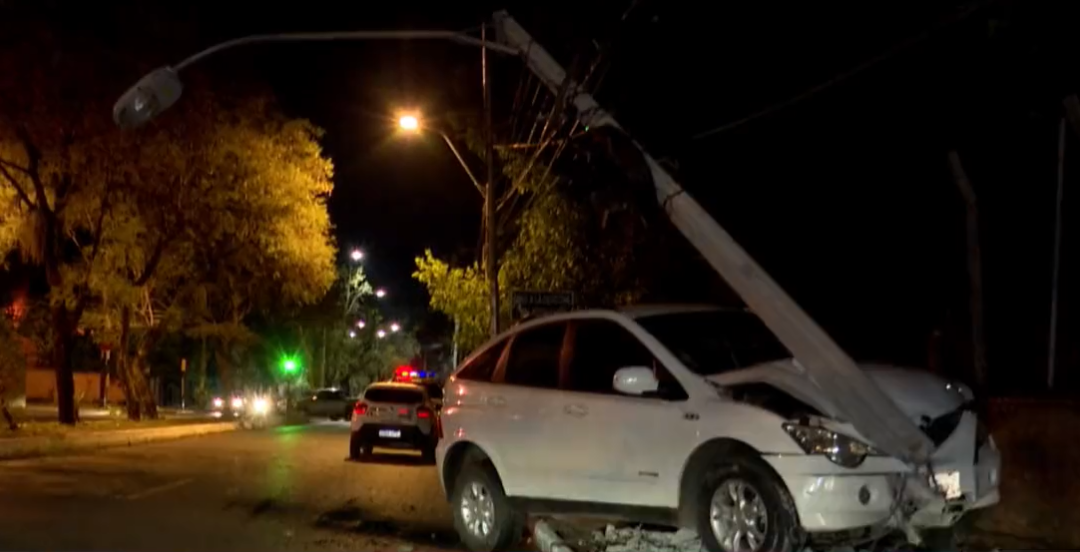 Conductor se descompensó al volante y embistió contra una columna en Asunción
