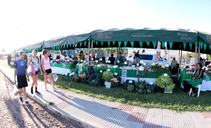 Feria de Agricultura Familiar ofrece insumos frescos en la Costanera