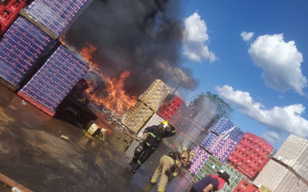 Incendio de gran magnitud en depósito de local comercial en Capiatá