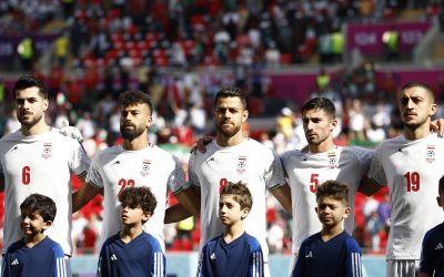 Tras supuestas amenazas del régimen, jugadores de Irán cantaron el himno