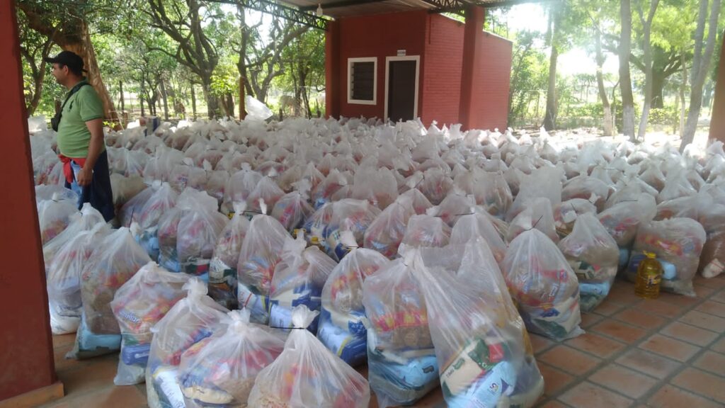 Veda: entregan kits de alimentos a más de 1.500 pescadores en Ñeembucú