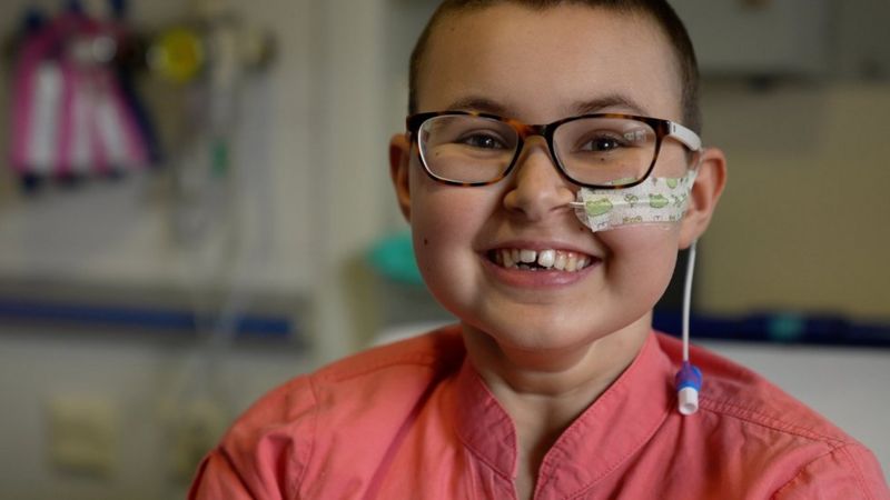 Reino Unido: terapia revolucionaria logra remitir leucemia incurable de una niña