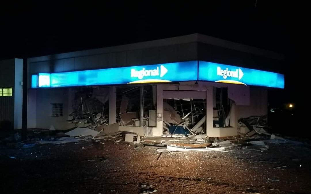 Asaltantes destruyen con explosivos una sucursal de banco en Itapúa y rodean comisaría
