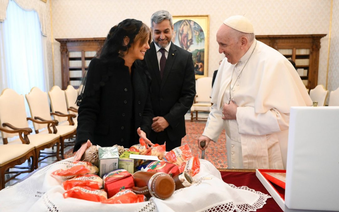 Abdo Benítez se reunió con el papa Francisco y le regaló yerba mate y chipa
