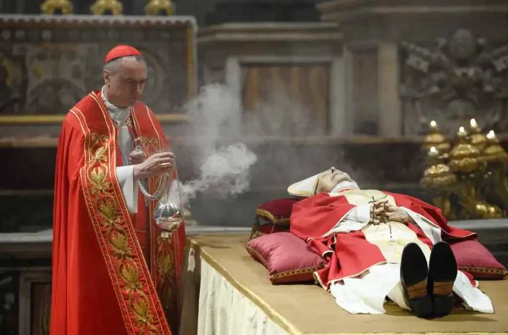 Le dieron el último adiós al emérito Benedicto XVI