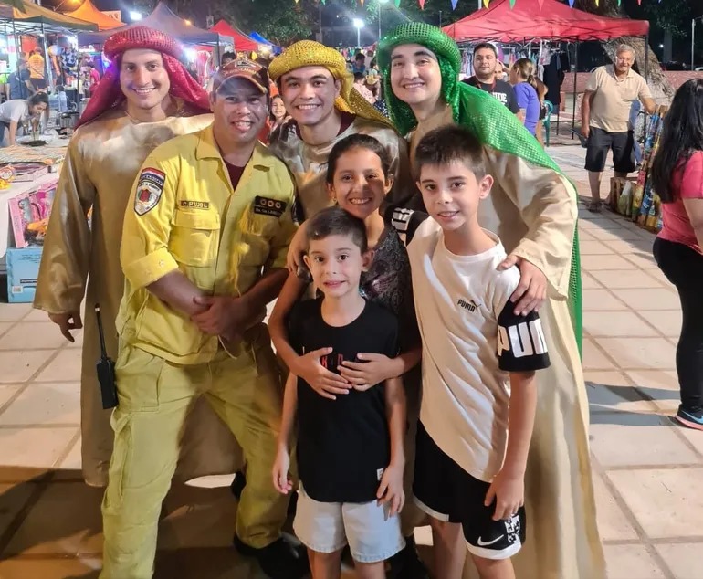 Bomberos Voluntarios vestidos de Reyes Magos alegraron a niños de Lambaré