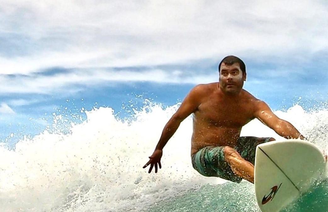 Legendario surfista brasileño muere mientras desafiaba olas gigantes en Portugal