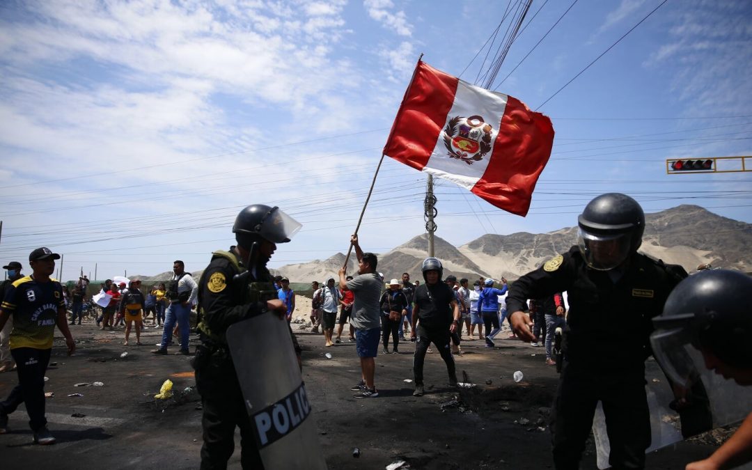 17 muertos en una jornada de violentas protestas en Perú