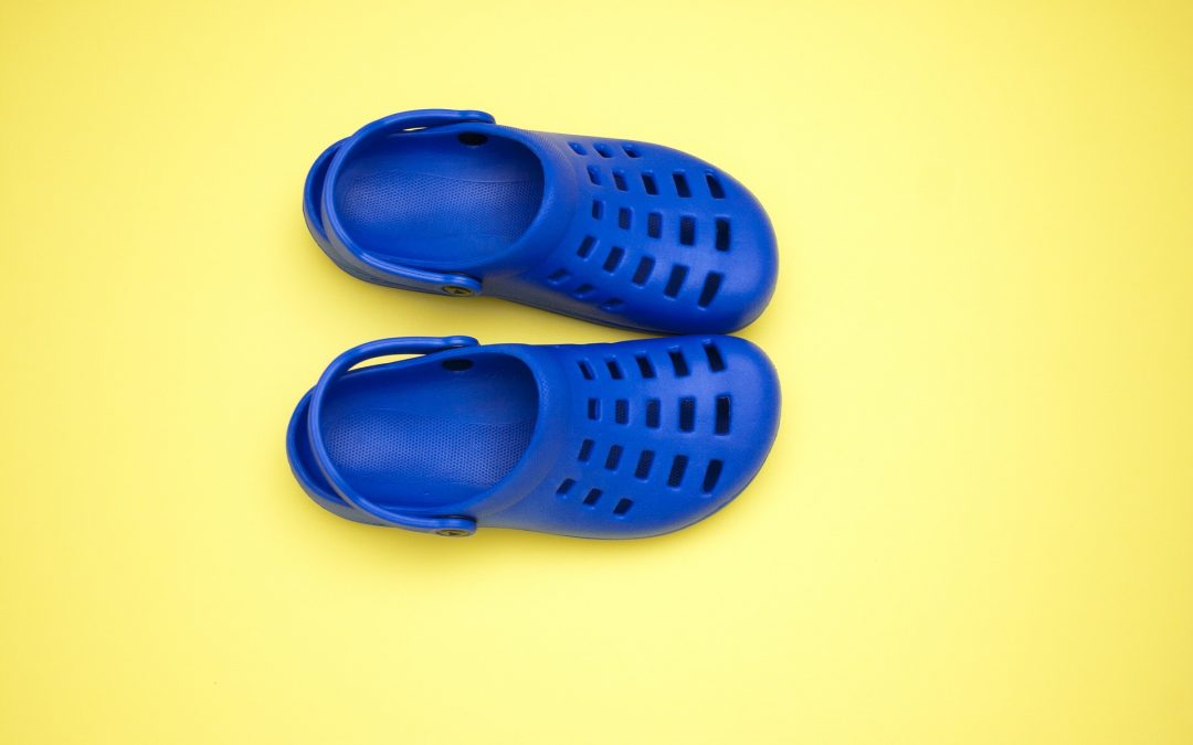 Pediatra advierte los problemas que pueden causar las sandalias de goma