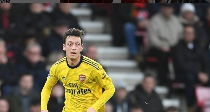 Mesut Özil anunció que se retira del fútbol